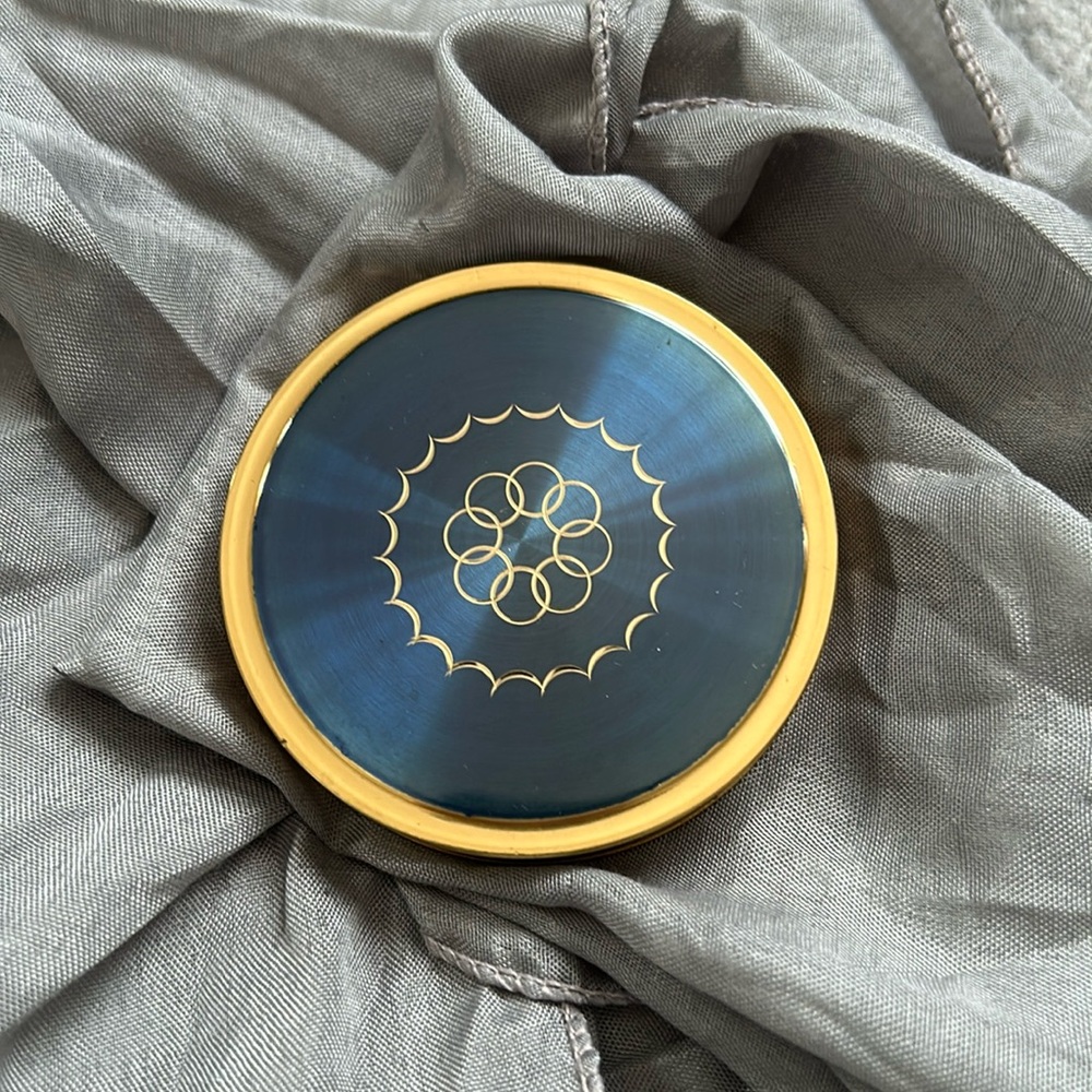 Vintage compact